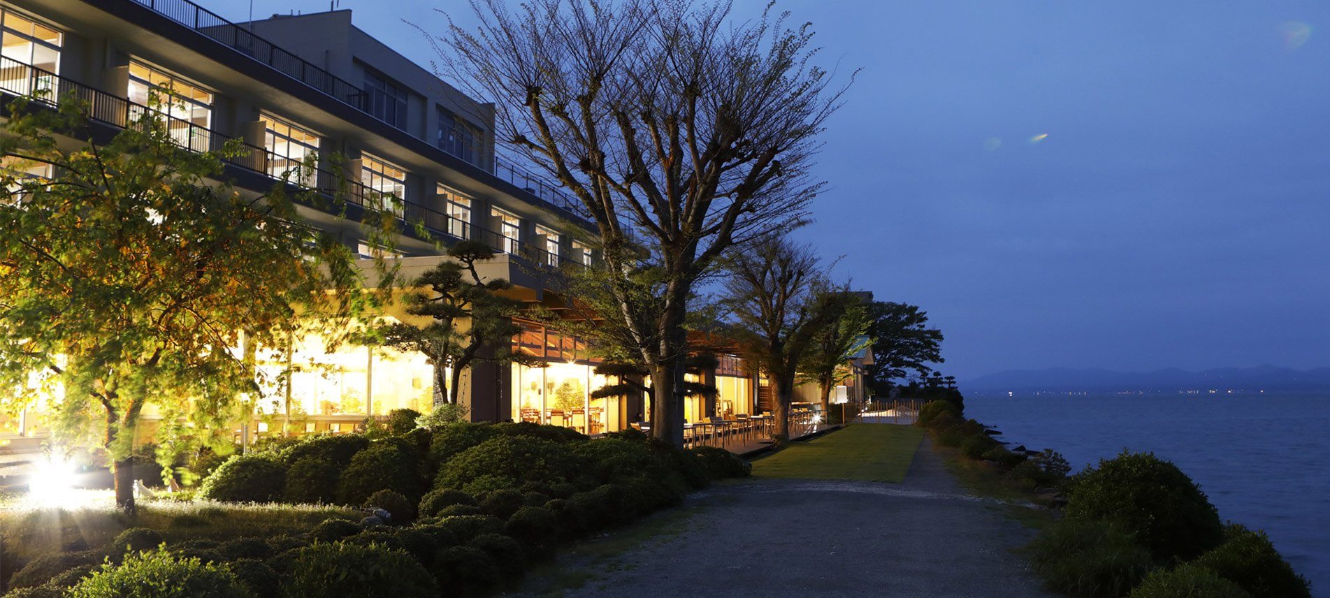ホテル外観と宍道湖